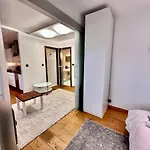 Forum 3 Metro Fast Wifi 400 Mbs Tv Hbo Disney+ Apartment Warsaw