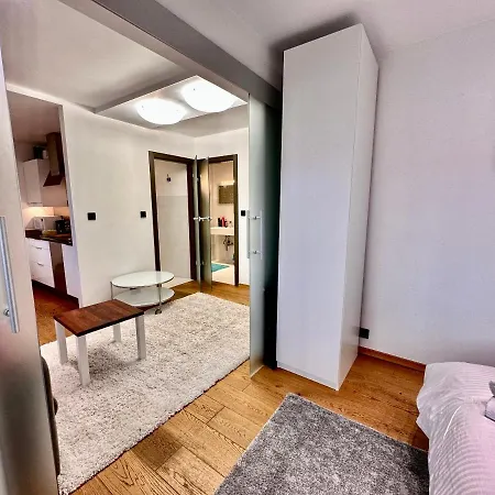 Forum 3 Metro Fast Wifi 400 Mbs Tv Hbo Disney+ Apartment Warsaw