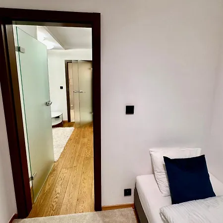 Forum 3 Metro Fast Wifi 400 Mbs Tv Hbo Disney+ Varsó